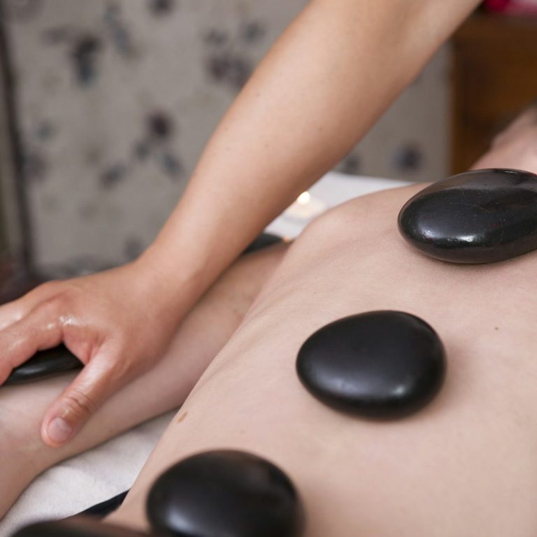 Hot-Stone-Massage Lavasteine auf Rücken