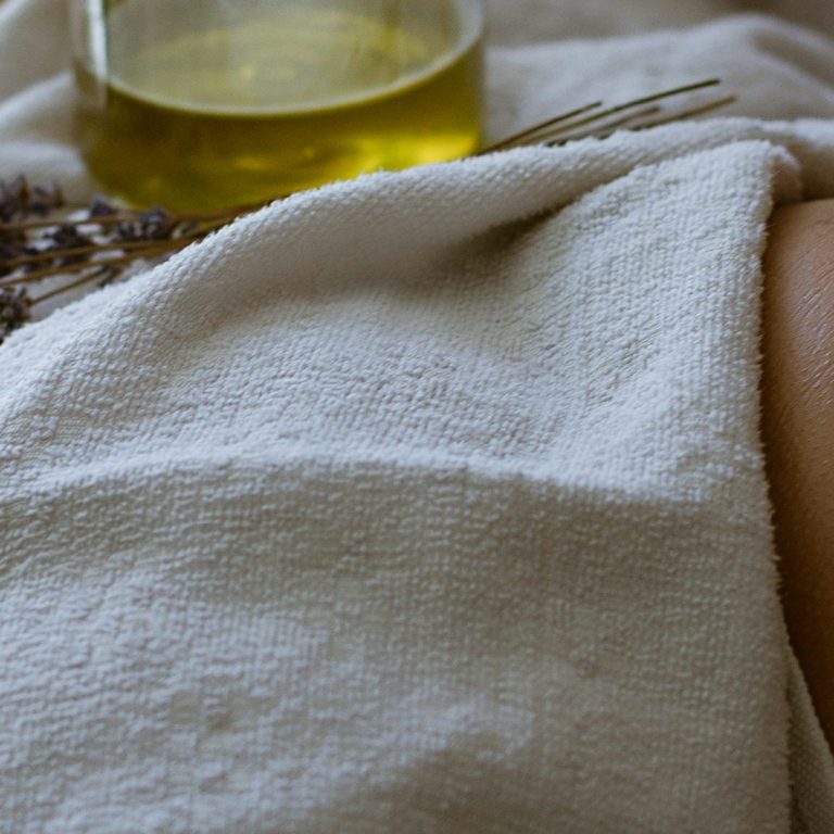 Thai Full-Relax Öl-Massage Bild Handtuch und öl